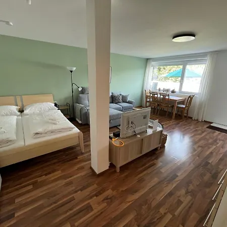 Schoene In Ruhiger Lage Mit Garten.