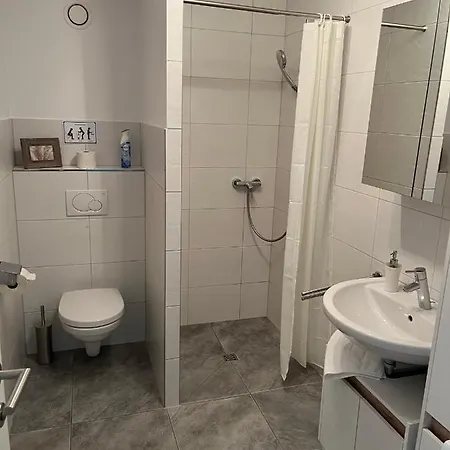 Schoene In Ruhiger Lage Mit Garten.