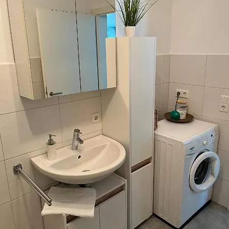 Schoene In Ruhiger Lage Mit Garten. شقة